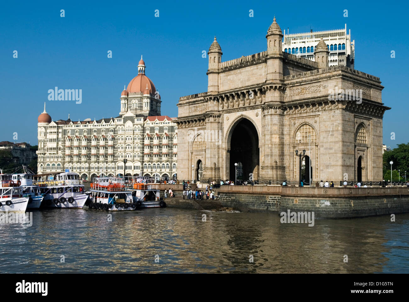 Waterfront mit Taj Mahal Palace und Tower Hotel und Gateway of India, Mumbai (Bombay), Maharashtra, Indien, Asien Stockfoto