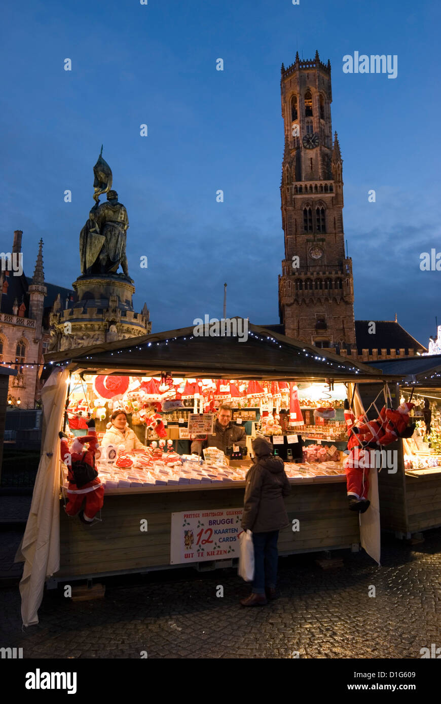 Weihnachtsmarkt auf dem Marktplatz mit Belfried hinter Brügge, West-Vlaanderen (Flandern), Belgien, Europa Stockfoto
