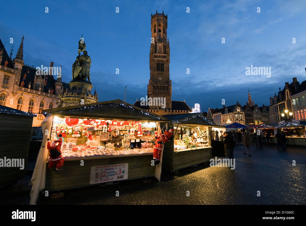 Weihnachtsmarkt auf dem Marktplatz mit Belfried hinter Brügge, West-Vlaanderen (Flandern), Belgien, Europa Stockfoto
