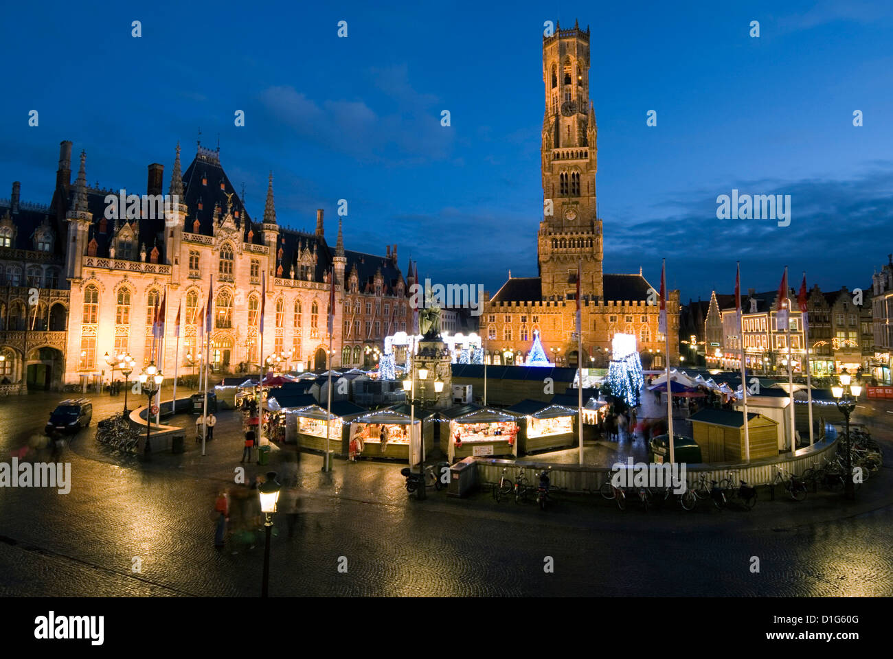 Weihnachtsmarkt auf dem Marktplatz mit Belfried hinter Brügge, West-Vlaanderen (Flandern), Belgien, Europa Stockfoto