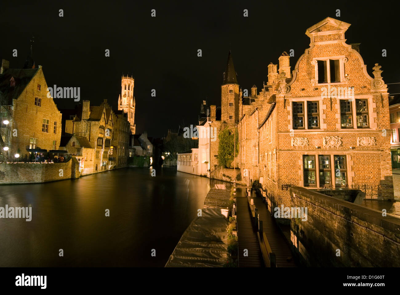 Rozenhoedkaai (Rosenkranz Kai) und der Glockenturm in der Nacht, Europa, Belgien, Brügge, West-Vlaanderen (Flandern) Stockfoto