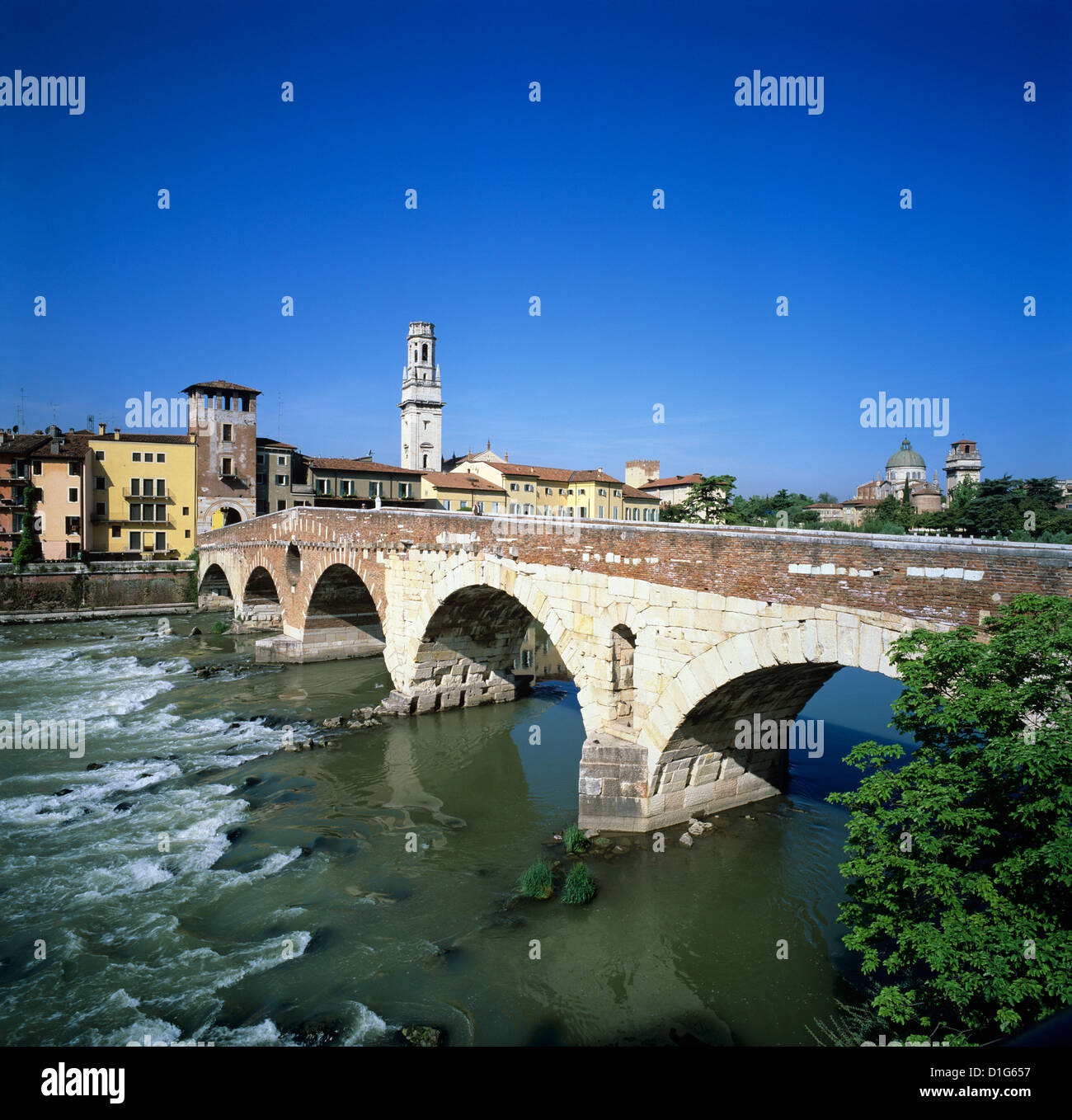 Ponte Pietra und die Etsch, Verona, UNESCO World Heritage Site, Veneto, Italien, Europa Stockfoto
