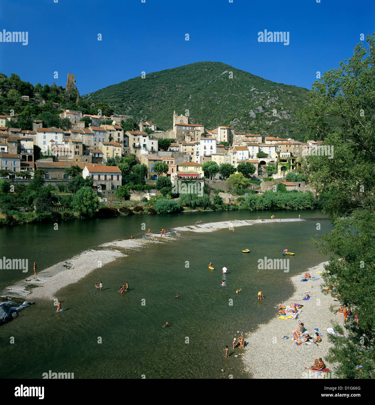Blick über den Fluss Orb, Roquebrune, Languedoc-Roussillon, Frankreich, Europa Stockfoto