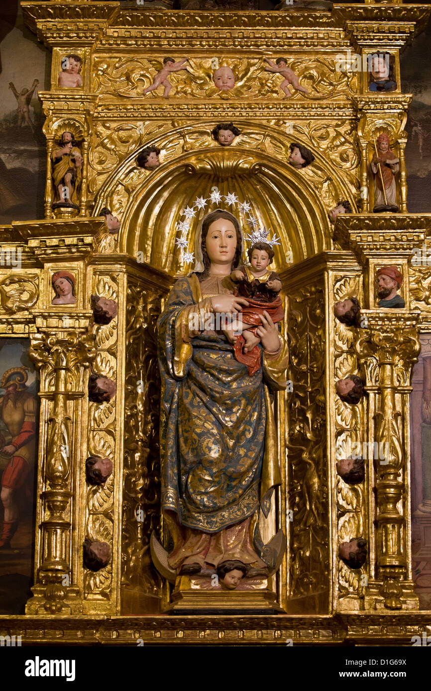 Historischen Reliefs der Jungfrau Maria mit Kind Jesus Christus in vergoldeten Nische in der Moschee-Kathedrale (Mezquita) in Córdoba, Spanien. Stockfoto