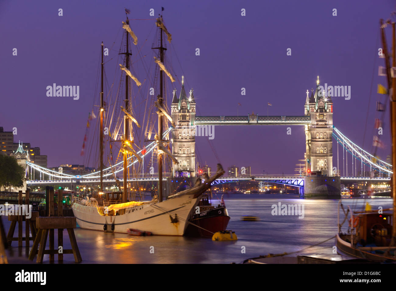 Tower Bridge und Großsegler auf Themse, London, England, Vereinigtes Königreich, Europa Stockfoto