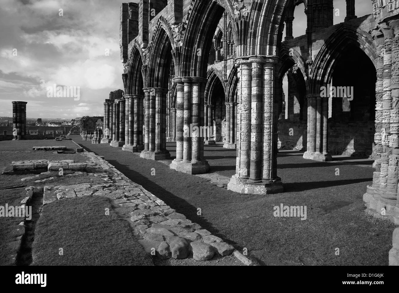 Sommer Blick auf die Ruinen von Whitby Abbey Priory, Whitby Stadt, North Yorkshire County, England, UK Stockfoto