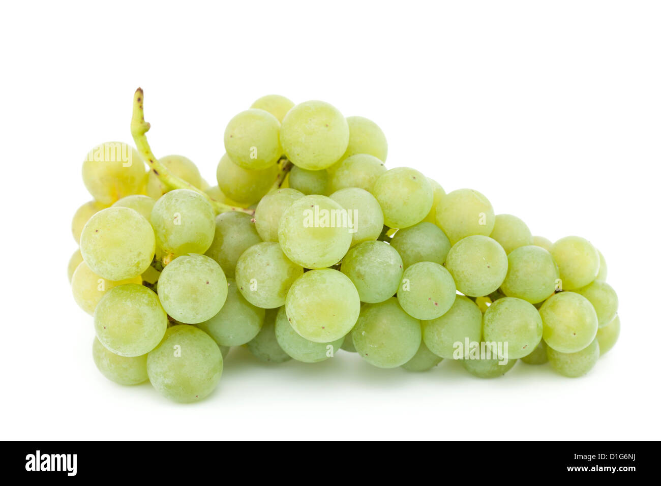grüne frische Haufen Trauben auf weißem Hintergrund Stockfoto
