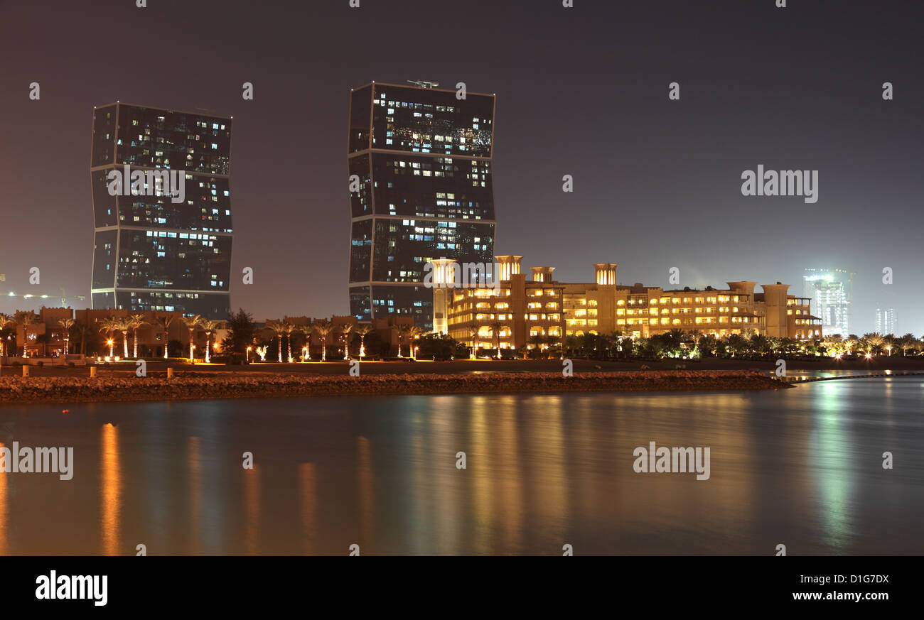 Die Zick-Zack-Towers bei Nacht. Doha, Katar, Nahost Stockfoto
