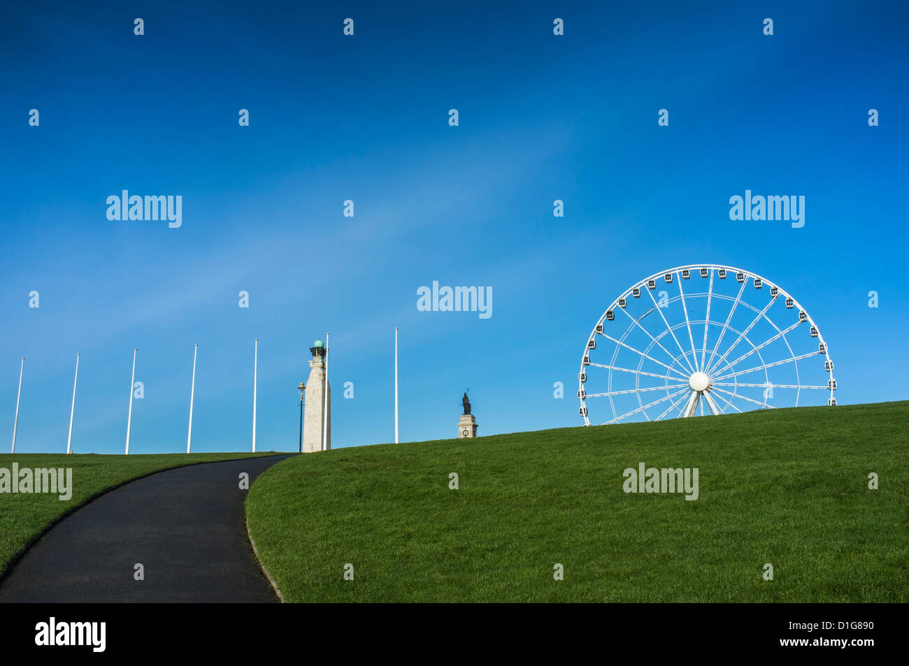 Blick auf die Hoe mit Fahnenmasten, Kriegsdenkmal und Riesenrad, Plymouth, Devon, UK Stockfoto