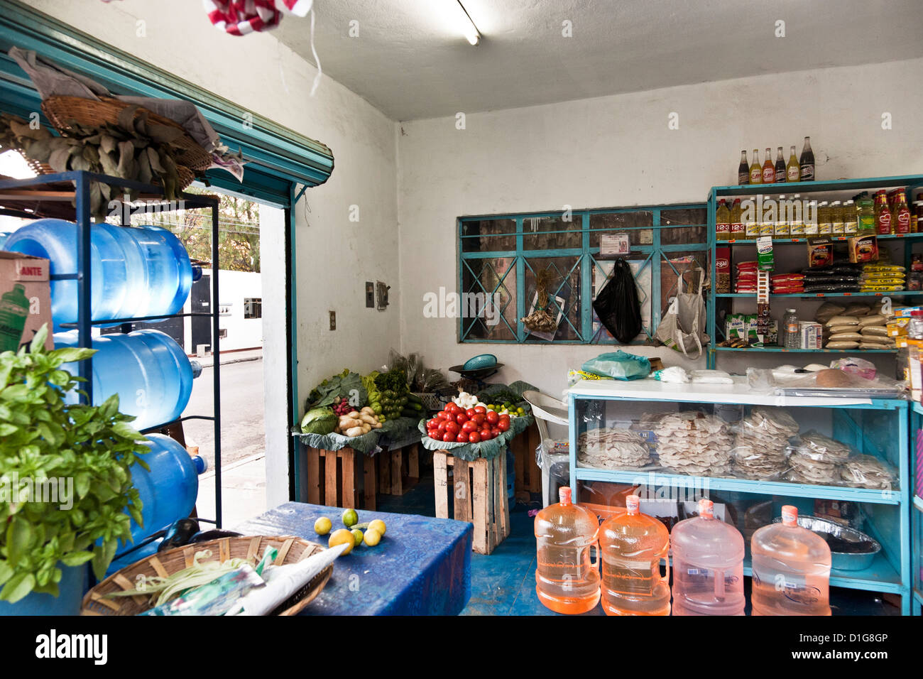 makellose charmant hell beleuchteten inneren Ecken Bodega verkaufen frisches Gemüse Wasser & Lebensmittelgeschäft Heftklammern Oaxaca Mexico Stockfoto