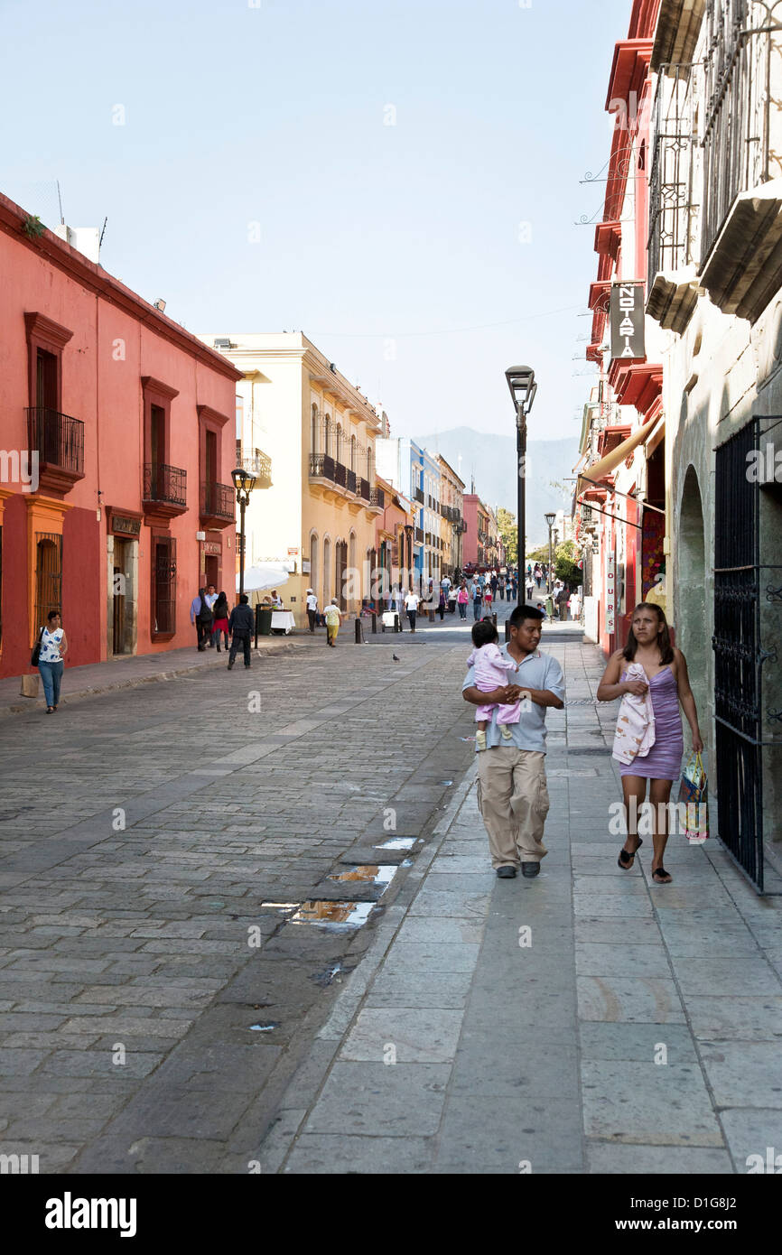 Menschen, die ein Spaziergang in der Fußgängerzone Calle Macedonio Alcala Kulisse des kolonialen Gebäuden & fernen Berge Oaxaca Stockfoto