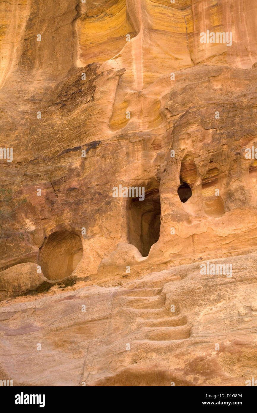 Höhlen in den Felswänden, die als Häuser für die Beduinen rund um Petra, Jordanien verwendet wurden. Stockfoto