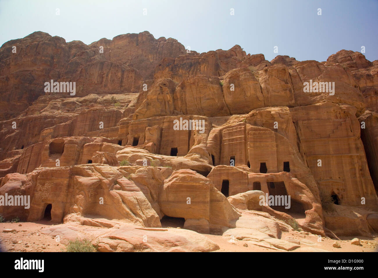 Straße von Fassaden, in der Rose rot Stadt Petra, Jordanien. Stockfoto