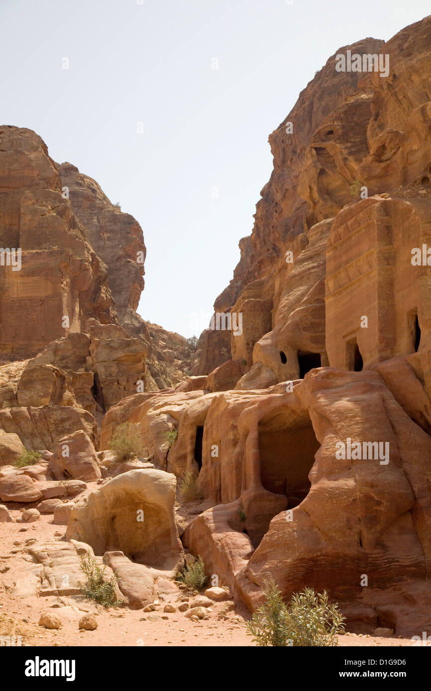 Fassaden in der Felswand, Petra, Jordanien gehauen. Stockfoto
