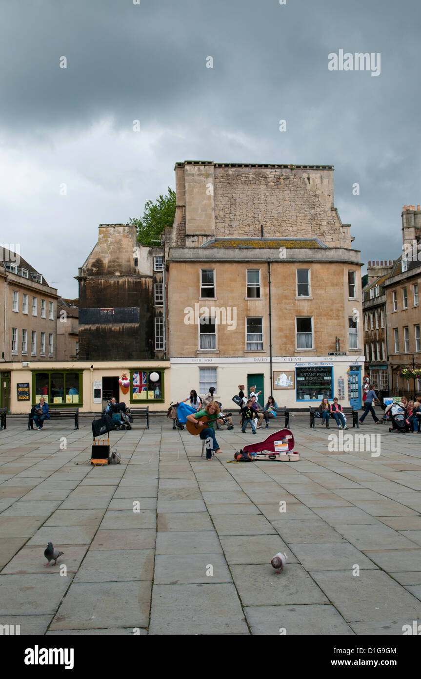 Junger Mann als Straßenmusikant auf Platz in der York Street in Bath, Somerset Stockfoto