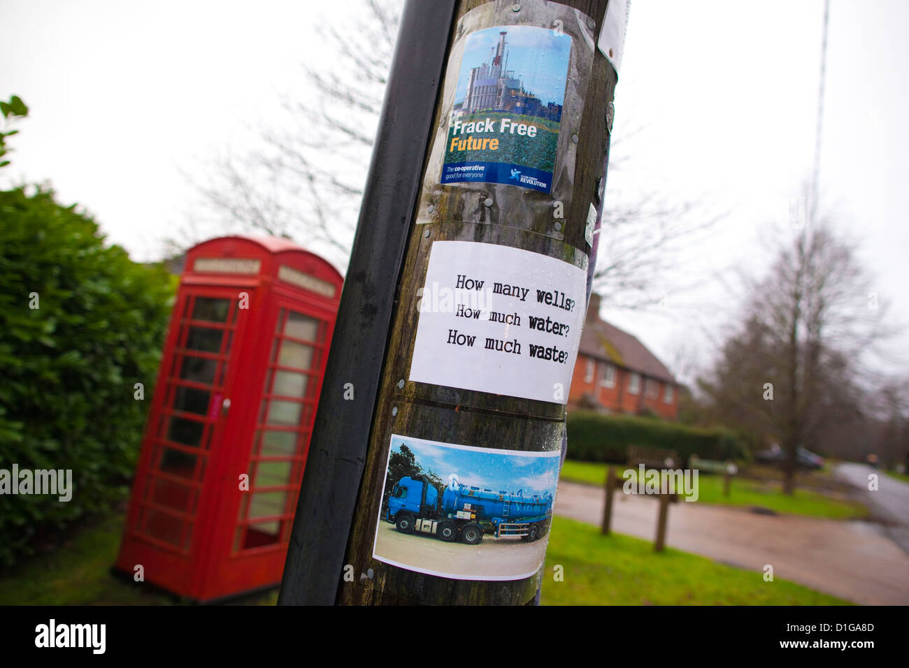 Anti-Fracking-Propaganda, die fest mit einem Laternenpfahl in Balcombe, West Sussex, England, UK Stockfoto