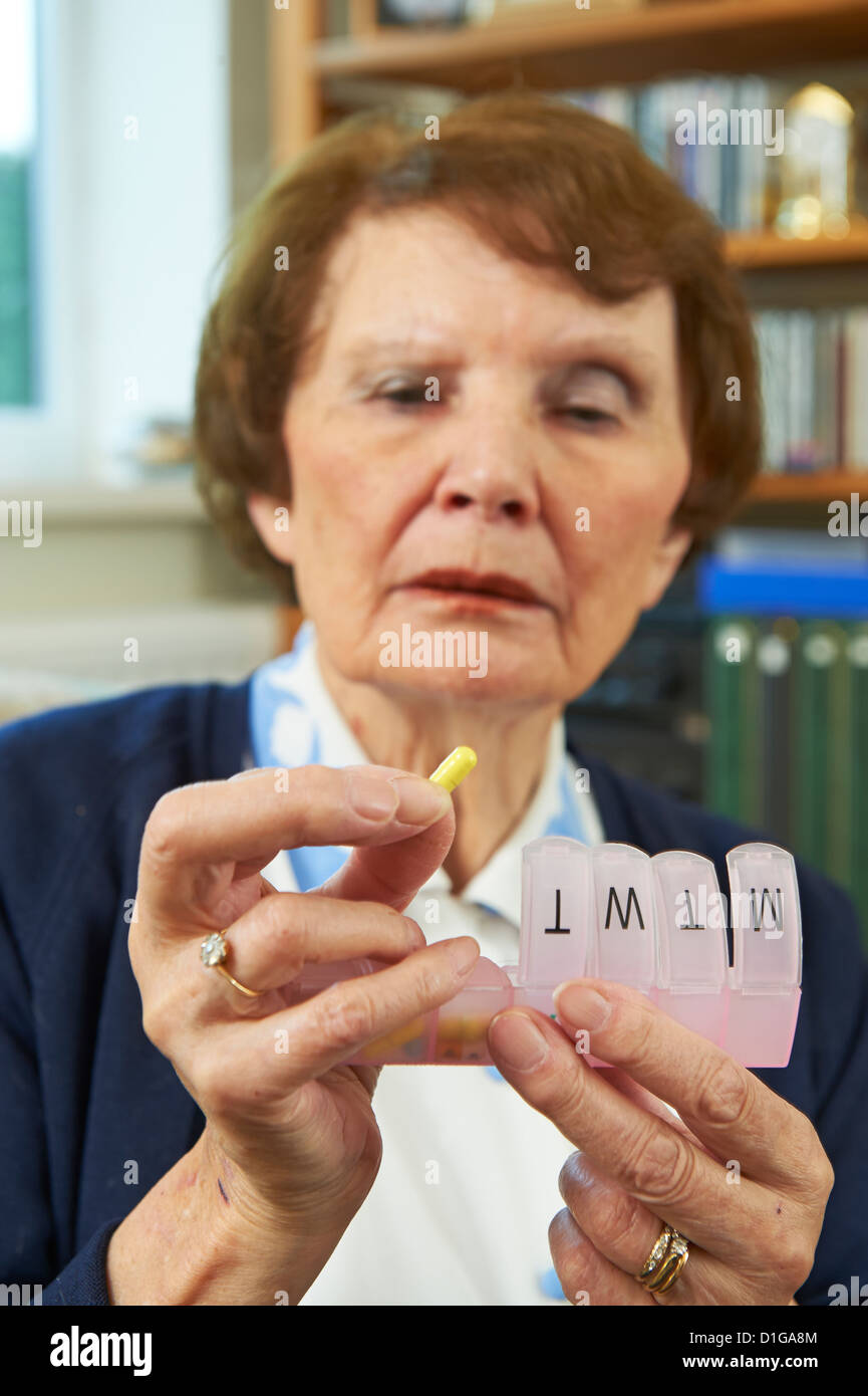 Senior-Frau zu Hause Einnahme von Medikamenten Stockfoto