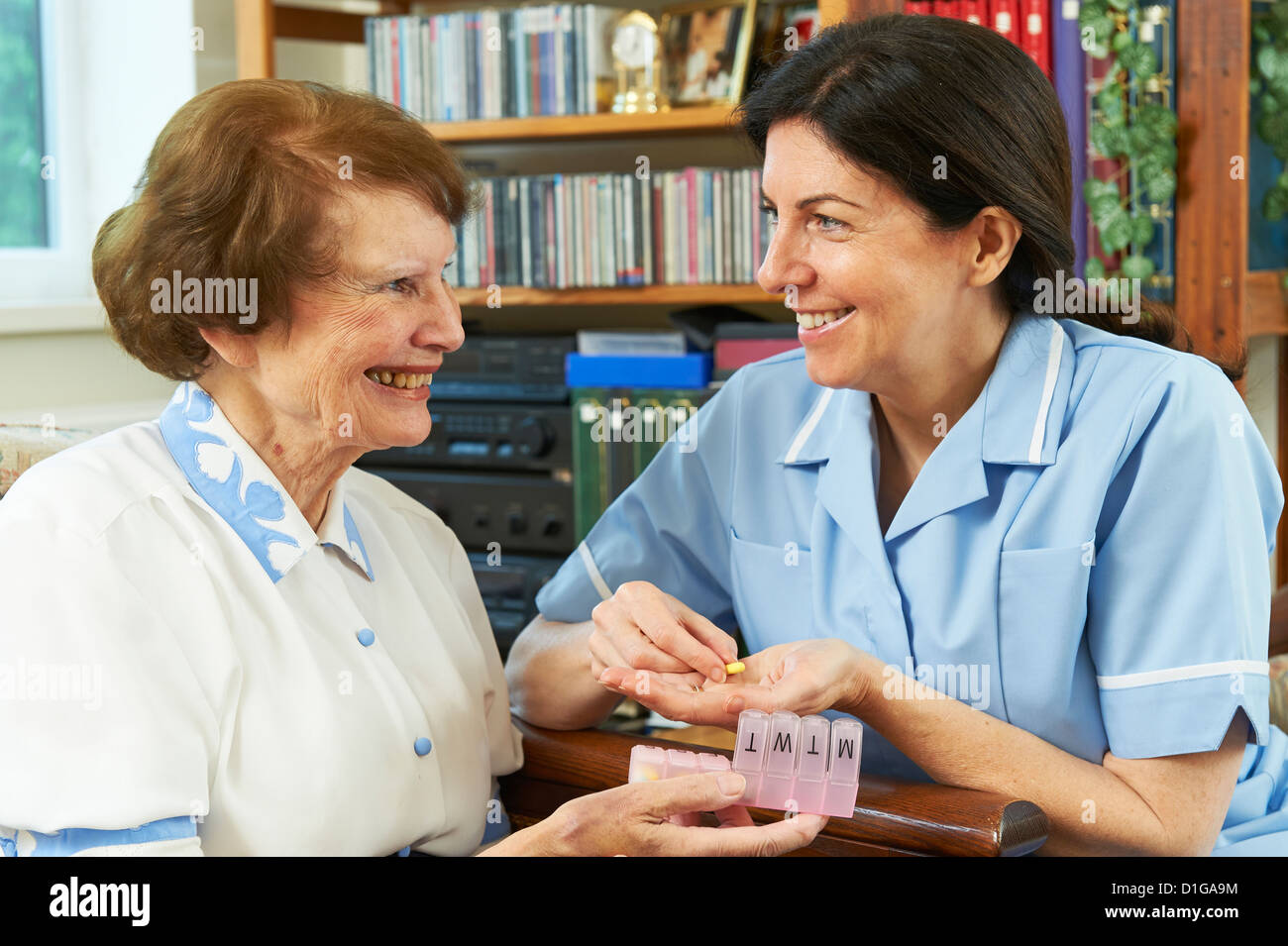 Pflegen Sie Arbeiter helfen, ältere Frau mit ihrer Medikamente zu Hause Stockfoto