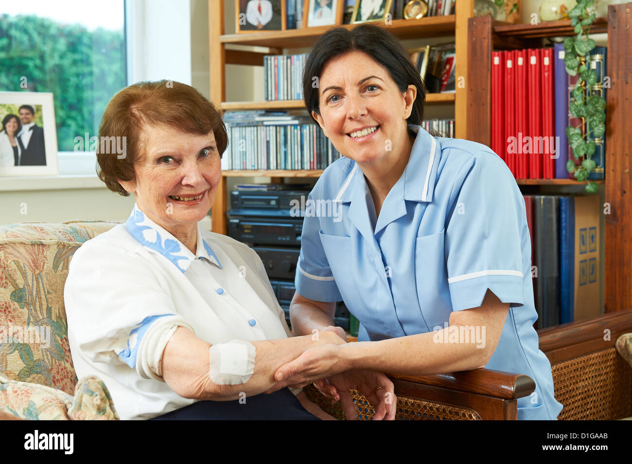 Gesundheitswesen Arbeitnehmer dressing Wunde am Arm zu Hause senior womans Stockfoto
