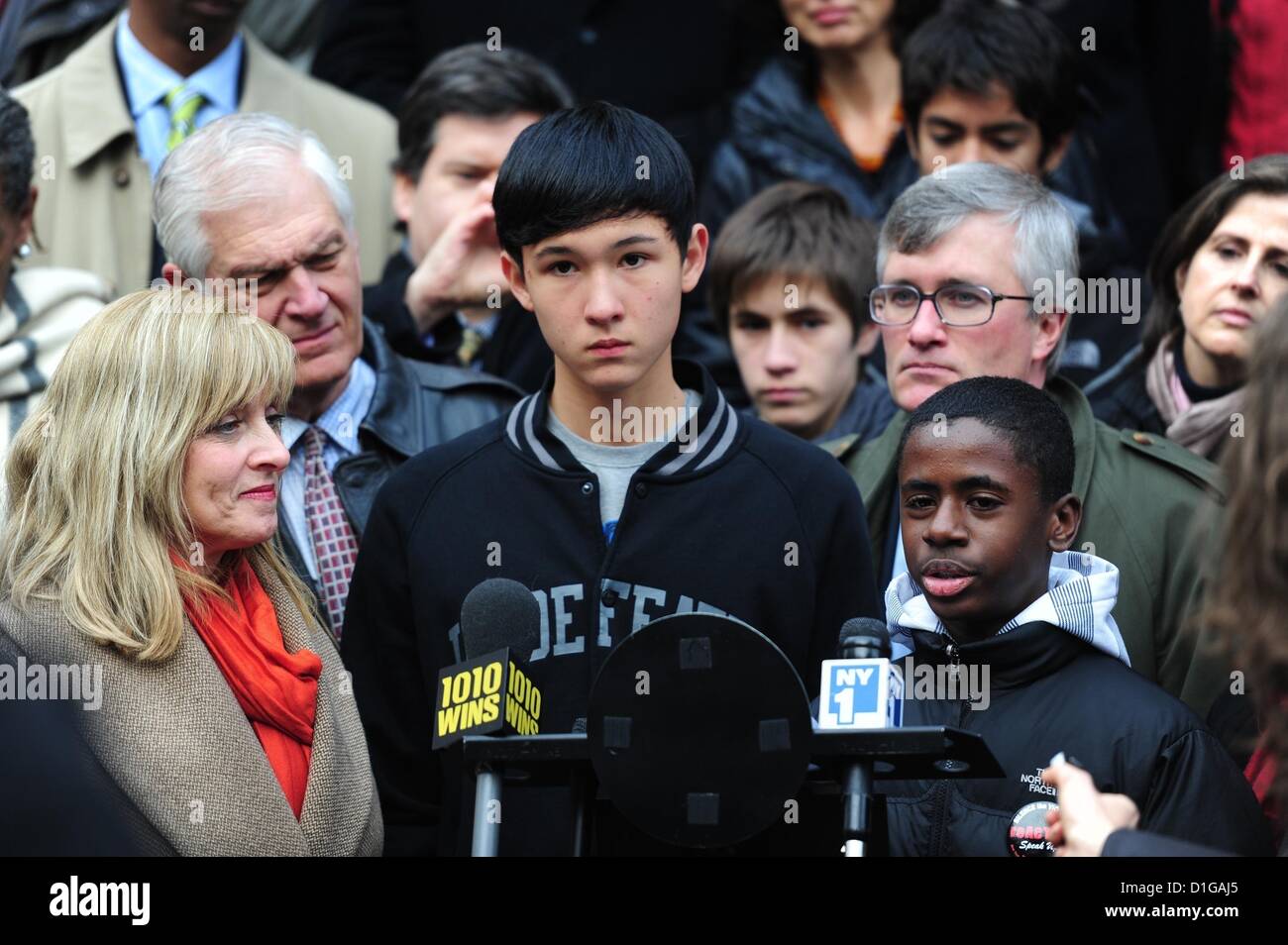 20. Dezember 2012 - Manhattan, New York, USA - Co-Chair der staatliche Gesetzgeber gegen illegale Waffen Assemblymember MICHELLE SCHIMEL blickt auf eine als Lachlan Woolsey, 13 von Manhattan und Tyrrell Moore, 13 Brooklyn diskutieren ihre Petition '' Jugend Nachfrage: Ende Gun Gewalt Now'', als Gesetzgeber fordern die schnelle Verabschiedung des stärkeren staatlichen Gesetze, Waffengewalt auf einer Pressekonferenz auf den Stufen des Rathauses zu reduzieren , Donnerstag, 20. Dezember 2012. (Bild Kredit: Bryan Smith/ZUMAPRESS.com ©) Stockfoto