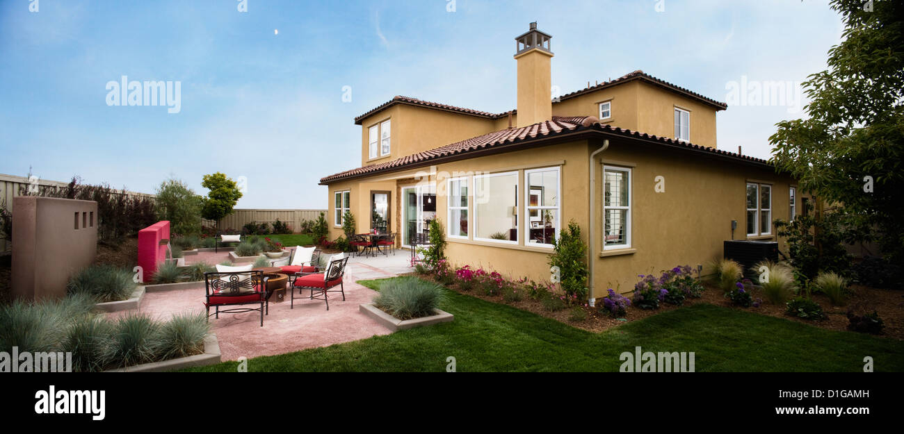 Zeitgenössische Terrasse hinter dem Haus im spanischen Stil; Panoramablick; San Diego; Kalifornien; USA Stockfoto
