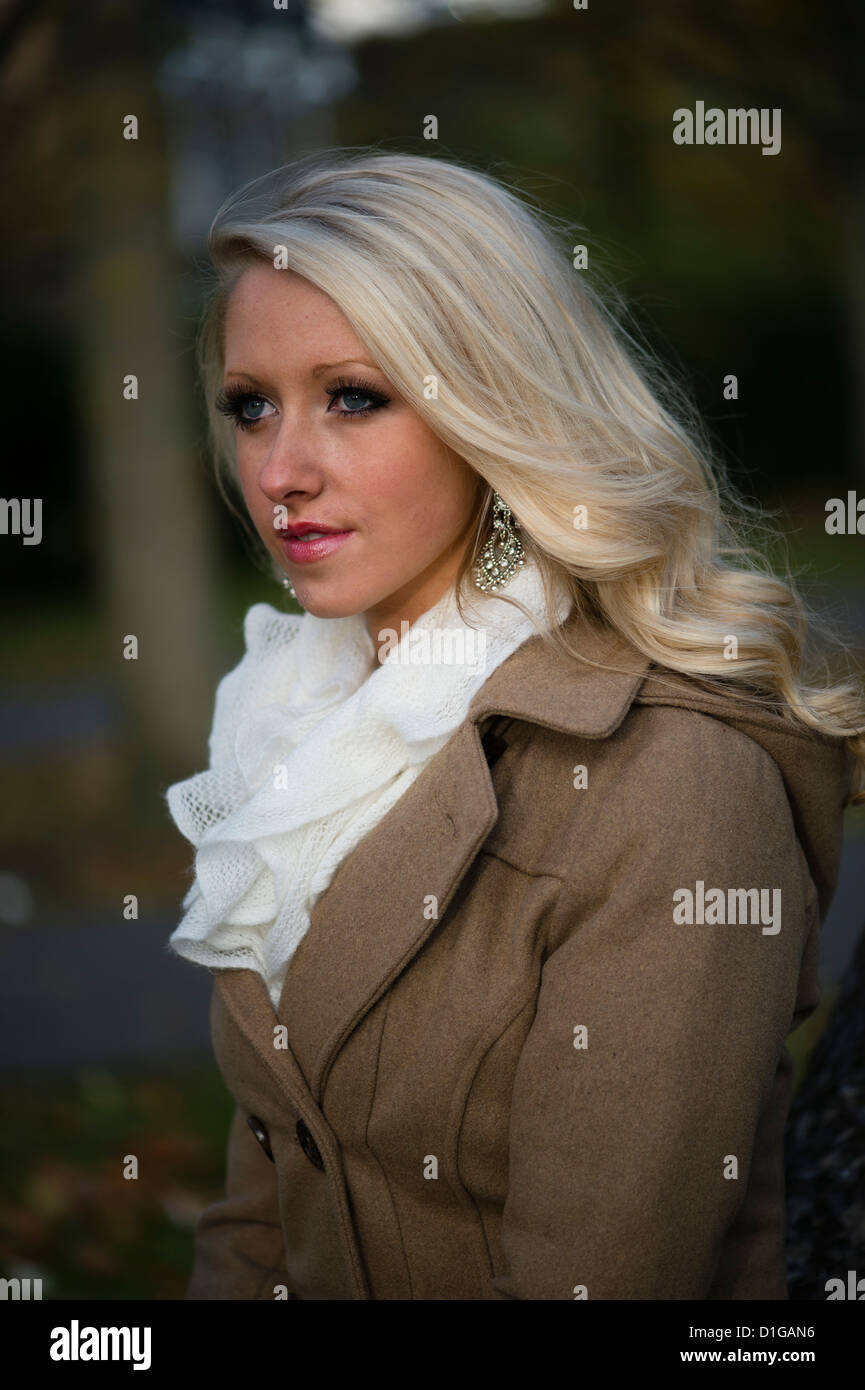 Ein 16 17 jährige blonde schlanke Teenager-Mädchen, UK Stockfoto