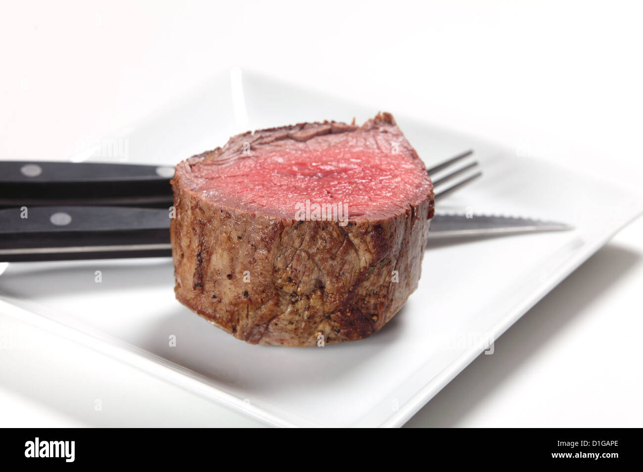 Ein Chateaubriand oder Filet Steak auf einen Teller mit Steak-Messer und Gabel Stockfoto
