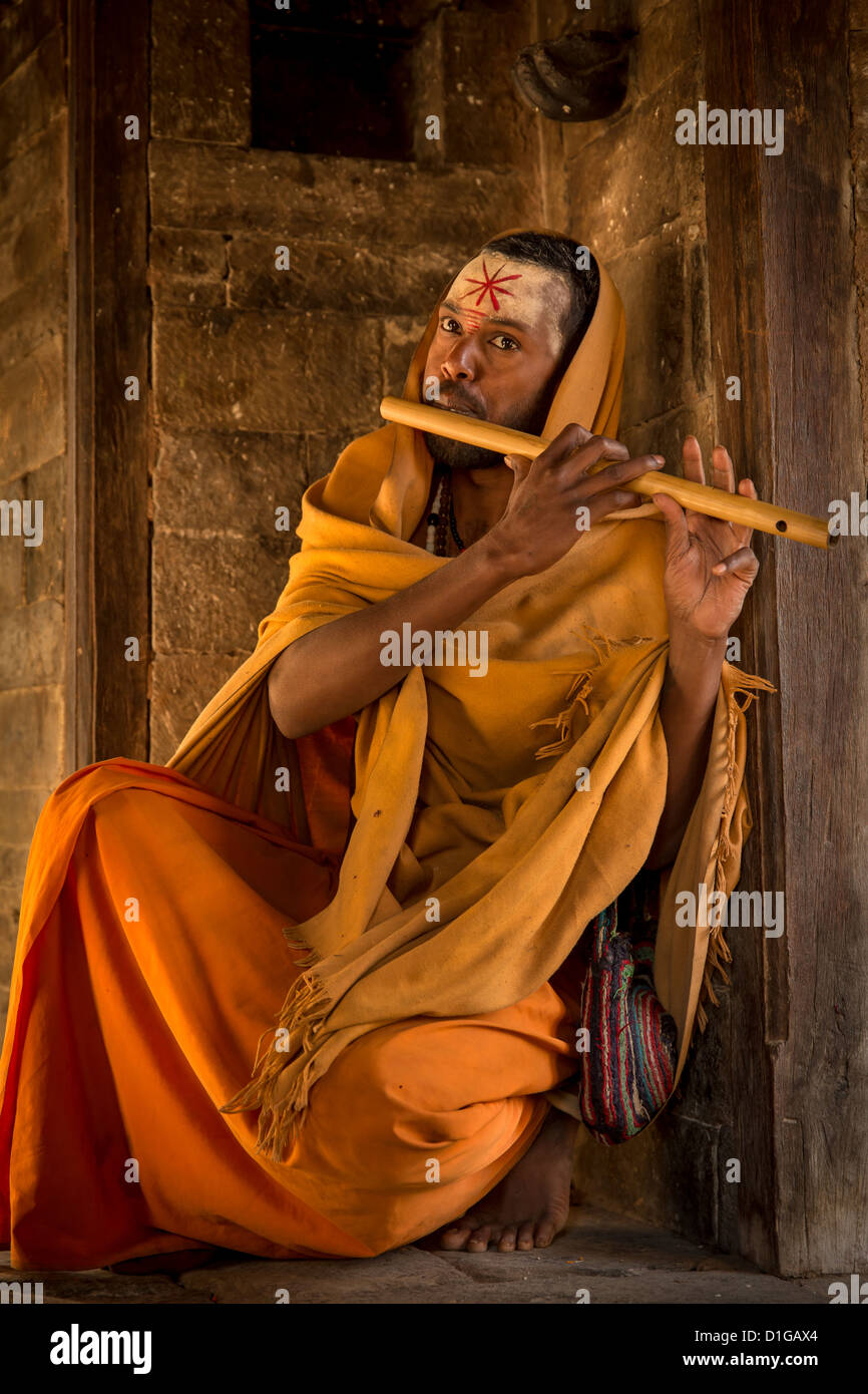 Ein sadhu oder heiligen Mann mit einer Flöte, Pashupatinath Tempel, Kathmandu, Nepal Stockfoto