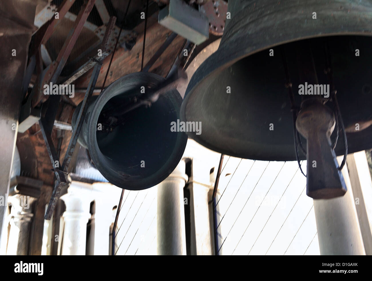 Die riesige Glocken in Capanile-Turm von St Marks, in Venedig, Italien, erklingen die Stunde. Stockfoto
