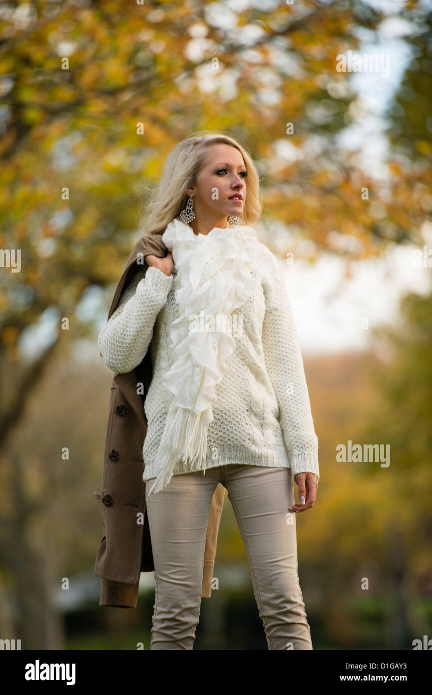Ein 16 17 jährige blonde schlanke Teenager-Mädchen, Spaziergang im Park an einem Herbstnachmittag, UK Stockfoto