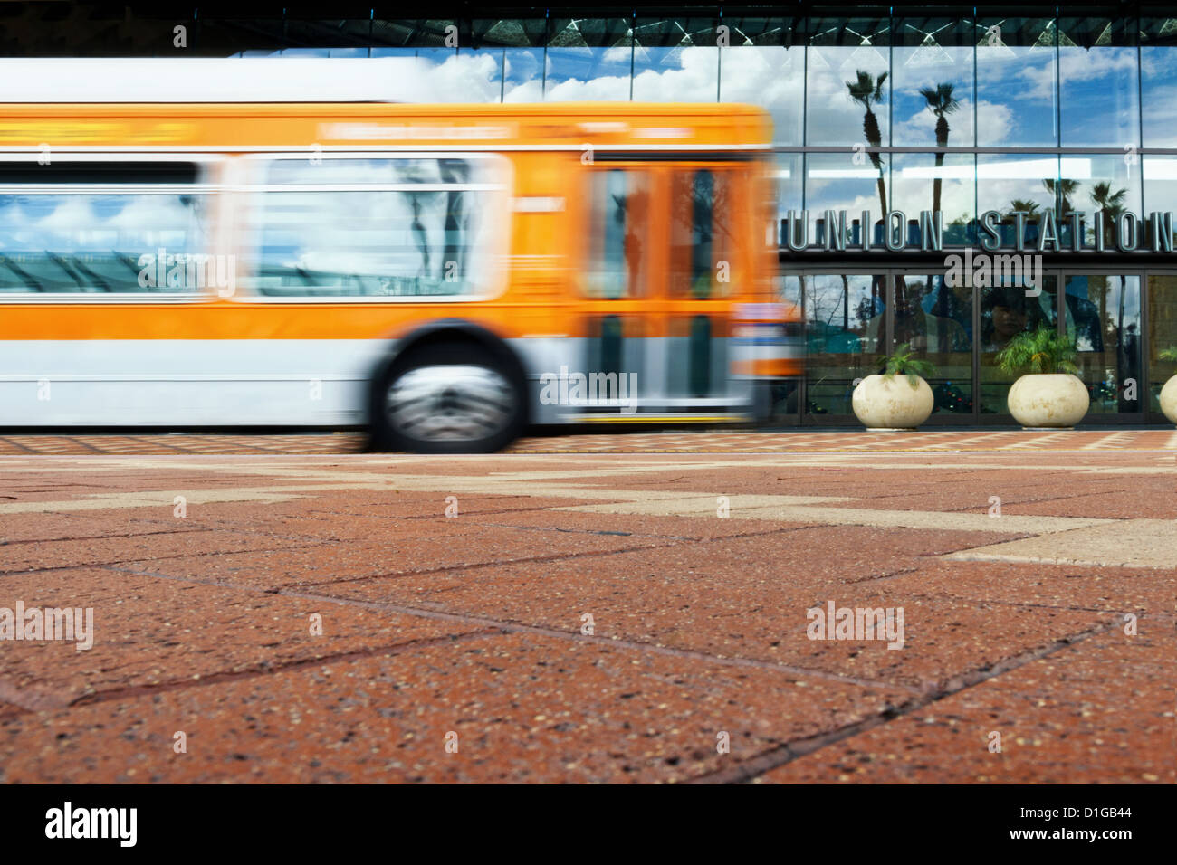 Union Station befindet sich in der nordöstlichen Ecke von Downtown Los Angeles. Schneller Bustransport läuft auf der Silver-Line. Bus-se Stockfoto