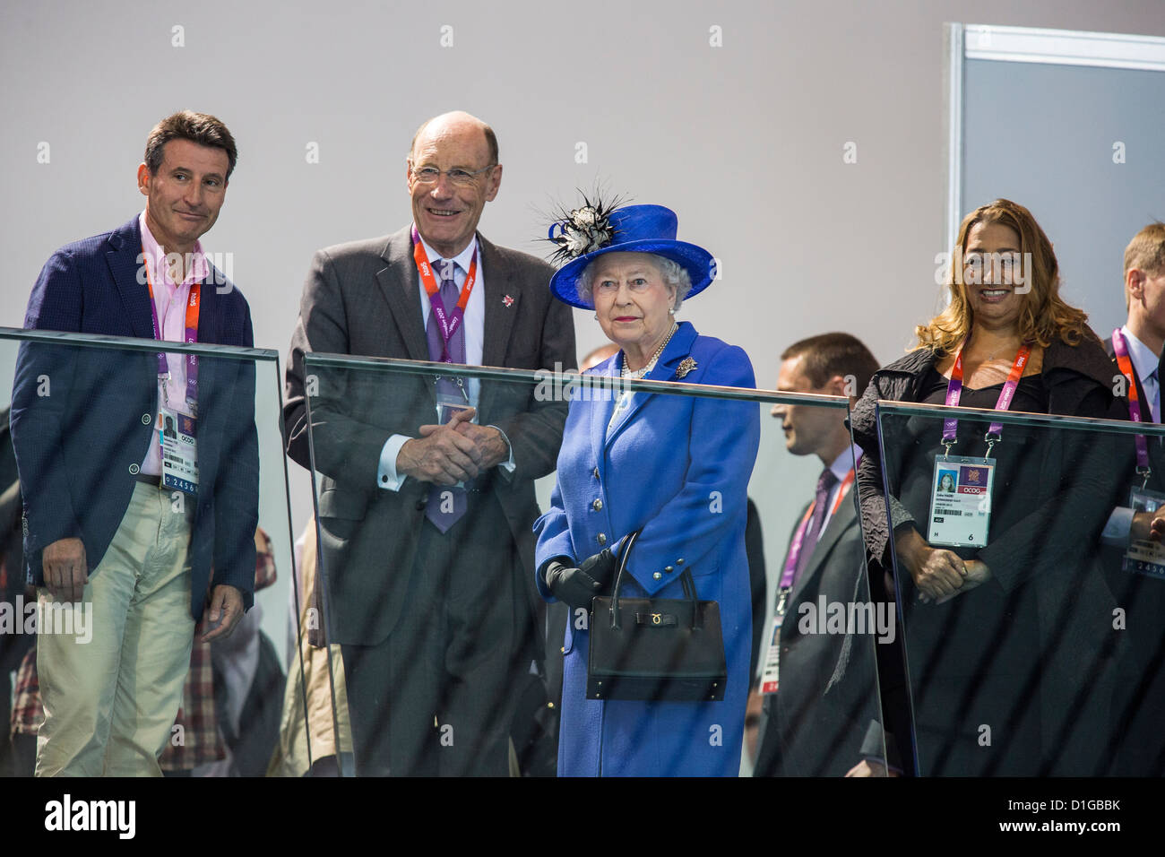 Die britische Königin Elizabeth II Uhren am Vormittag des Förderwettbewerbs Schwimmen mit L Vorsitzender Herr Sebasian Coe, Stockfoto