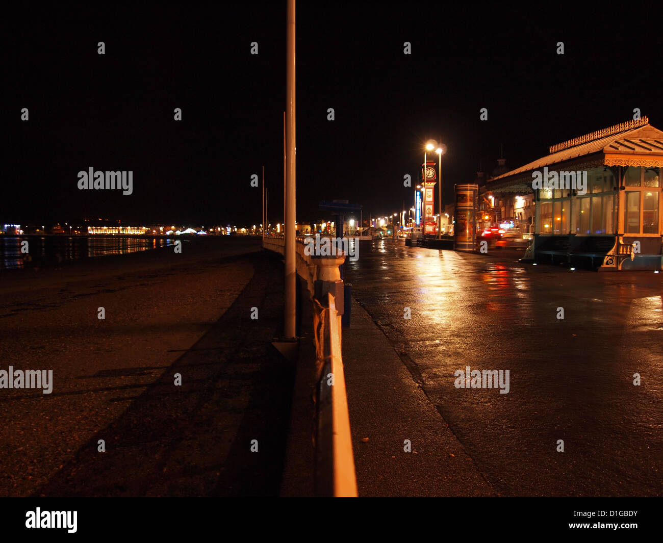 Weymouth in Dorset UK, England, Küstenstadt in der Nacht nach Regenschauern Stockfoto