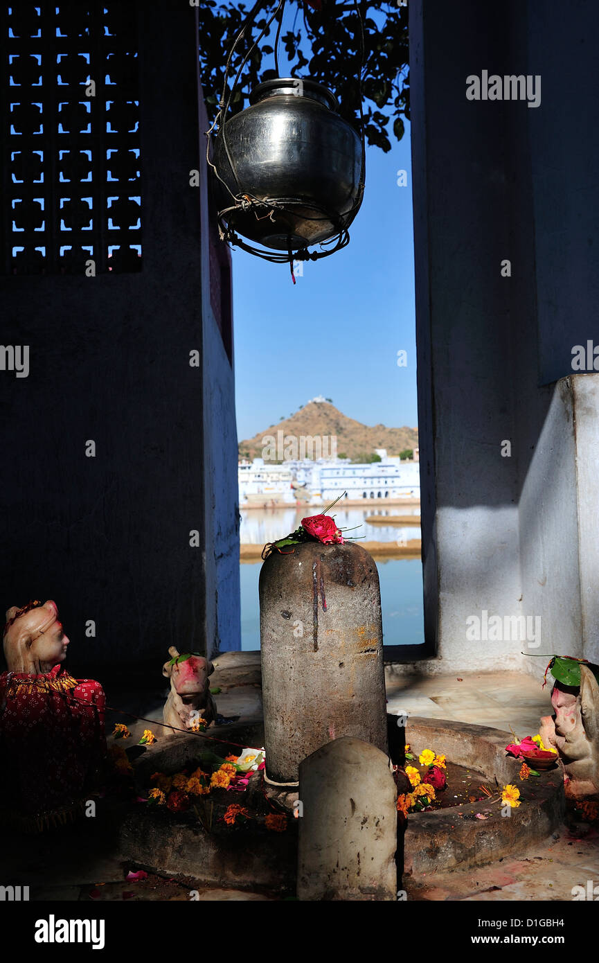 Ein kleine Hindhu Schrein mit einige Angebote Rahmen eines der Hügel rund um den Heiligen See in Pushkar; Rajasthan, Indien. Stockfoto