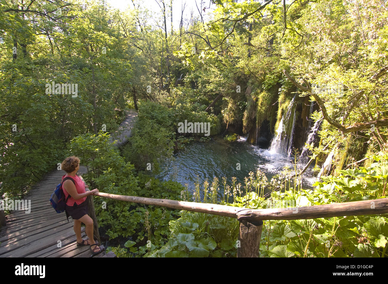 Elk192-1848 Kroatien, Nationalpark Plitvicer Seen, obere Seen, veröffentlichte Modell Besucher auf Park Promenade Stockfoto