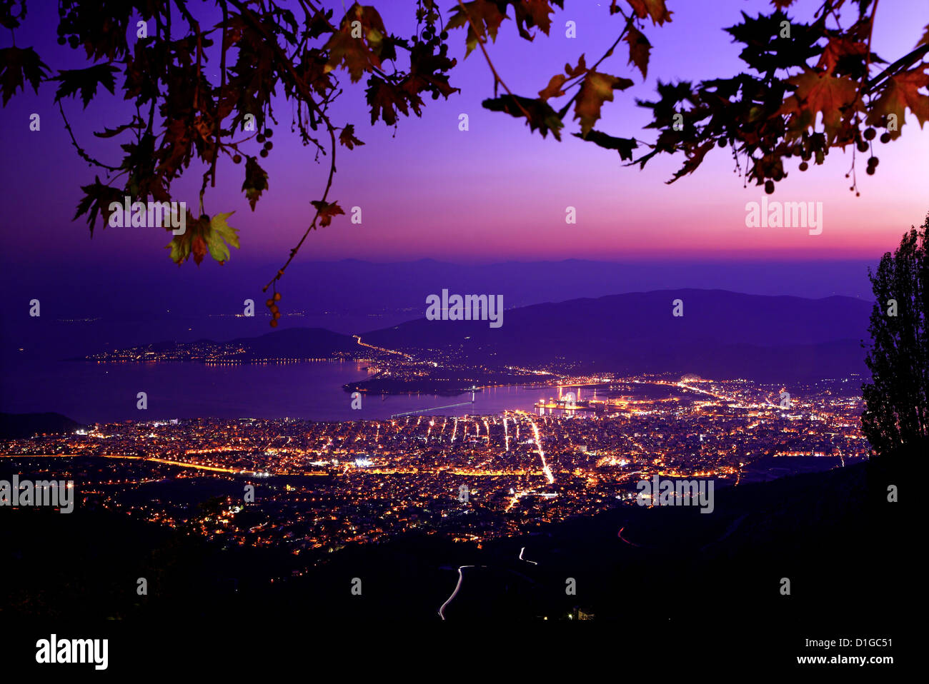 Panoramablick Nachtansicht von Volos Stadt von Makrinitsa Dorf Pelion Mountain, Magnesia, Thessalien, Griechenland. Stockfoto