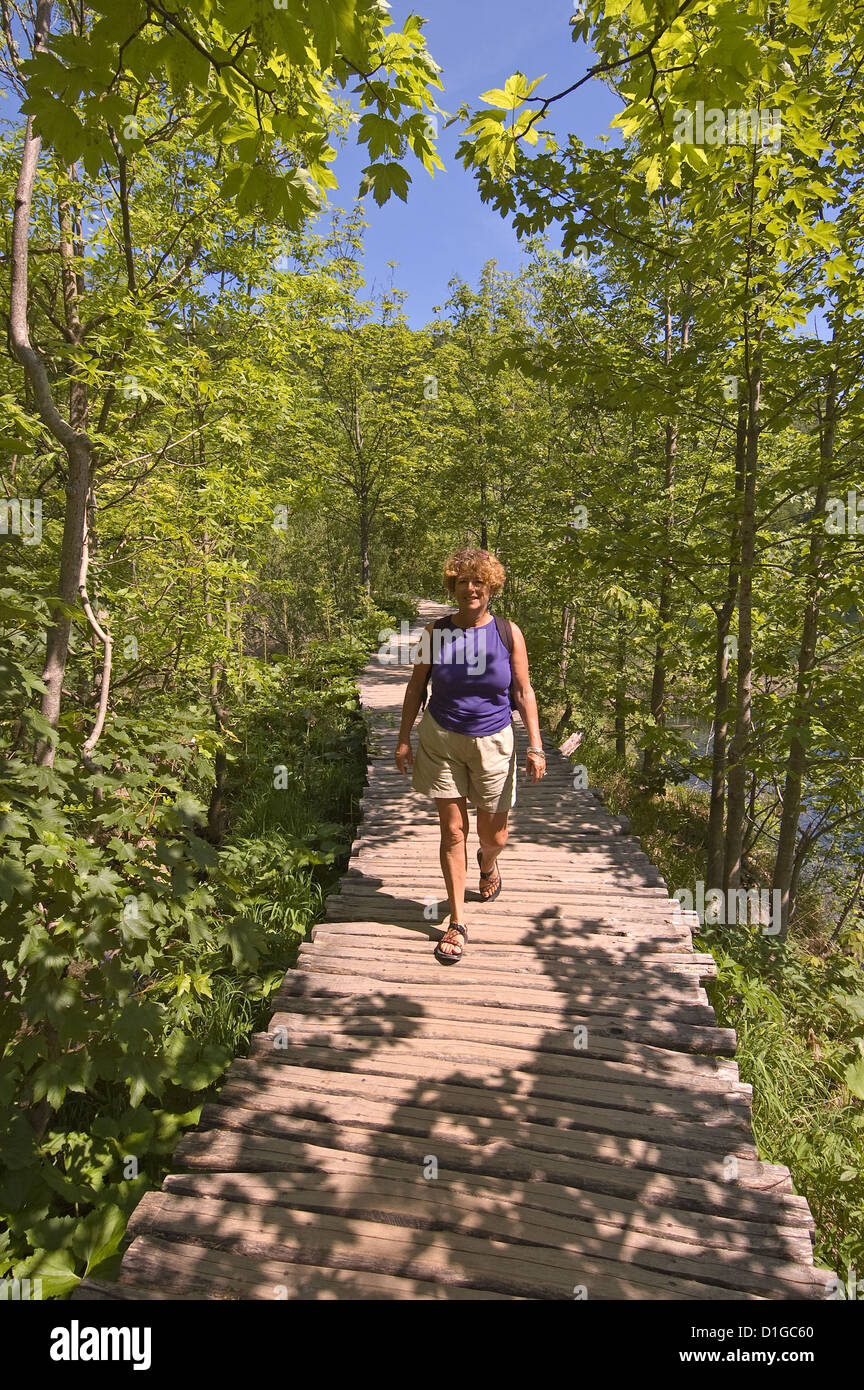 Elk192-1851v Nationalpark Plitvicer Seen, Kroatien-Modell veröffentlicht Besucher auf Park Promenade Stockfoto