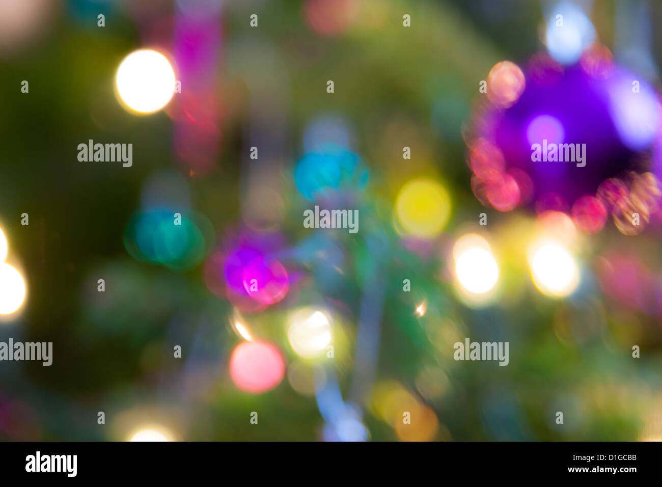 Aus Fokus Weihnachtsbaum Lichter und Kugeln, abstrakte funkeln Lichter Hintergrund unscharf. Stockfoto