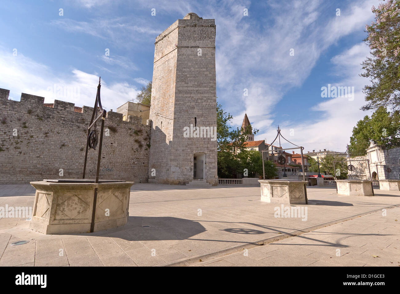 Elk192-2021 Kroatien, Dalmatien, Zadar, Platz der fünf Brunnen & mittelalterlichen Turm Stockfoto