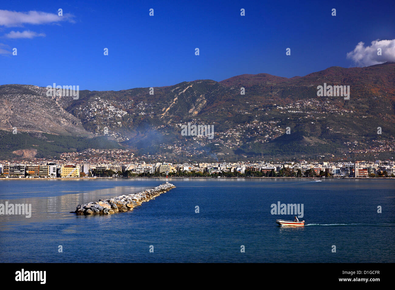 Panorama der Stadt Volos. Im Hintergrund Berg Pelion mit einigen seiner Dörfer, Thessalien, Griechenland. Stockfoto