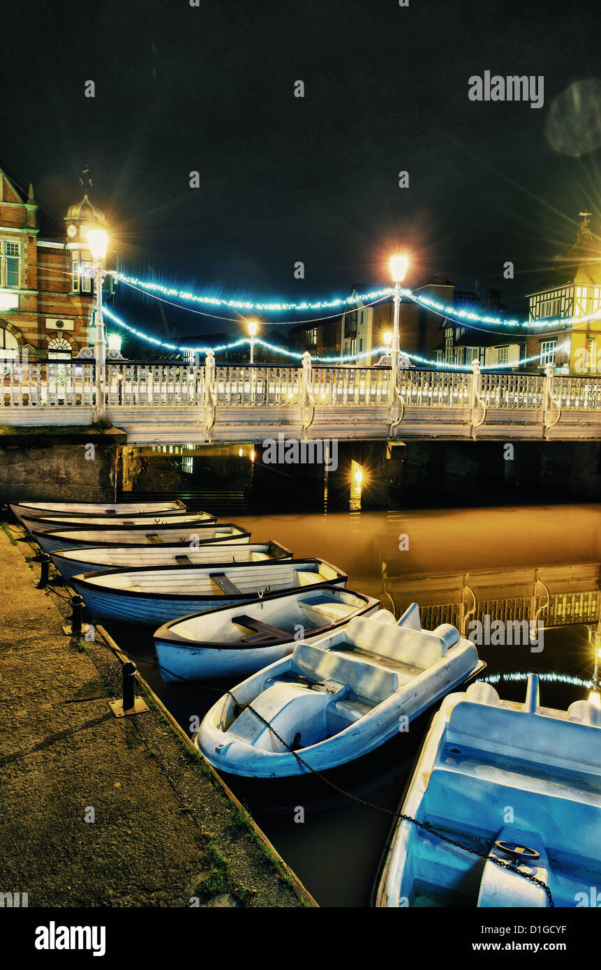 Fluss Medway in Tonbridge mit saisonaler Festschmuck Licht und Reflexionen zur Weihnachtszeit von Hauptbrücke Stockfoto