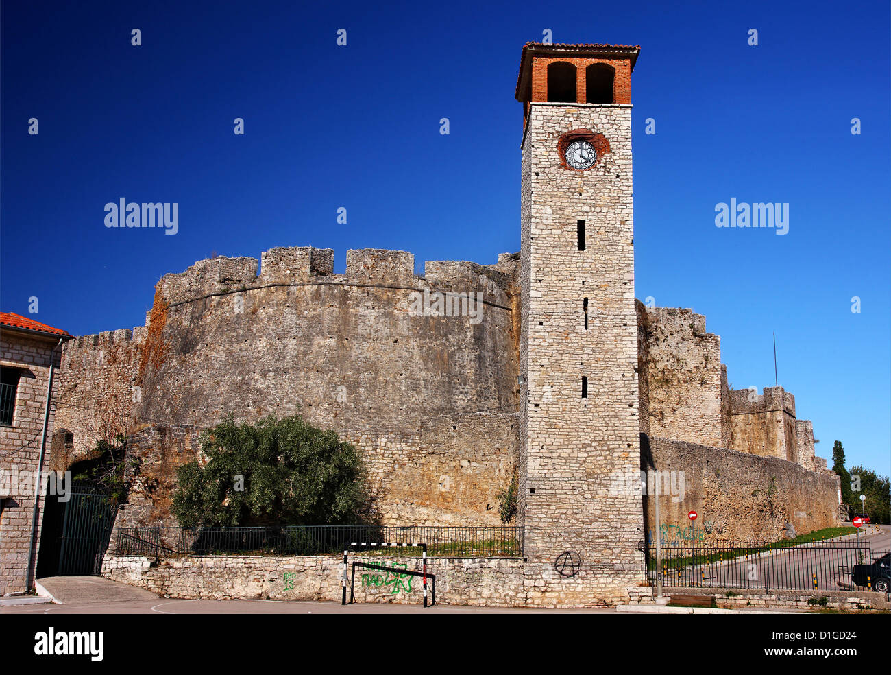 Arta' s Burg und dem Uhrturm, der Art Markenzeichen der Stadt geworden ist. Epirus, Griechenland. Stockfoto