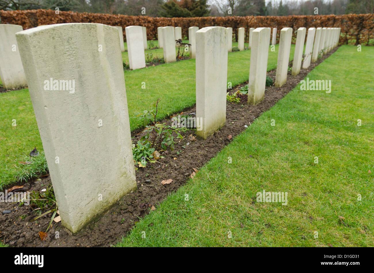 lange Reihen von unbenannten Gedenken Grabsteine von britischen Soldaten des 1. Weltkrieges an düsteren, kalten Tag Stockfoto