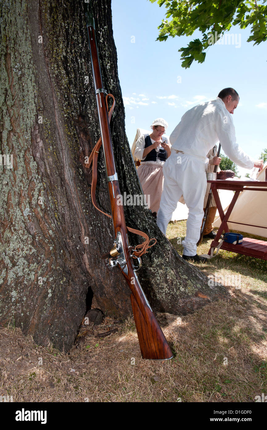 Krieg von 1812 amerikanischer Soldat Muskete auf Baum gelehnt. Stockfoto