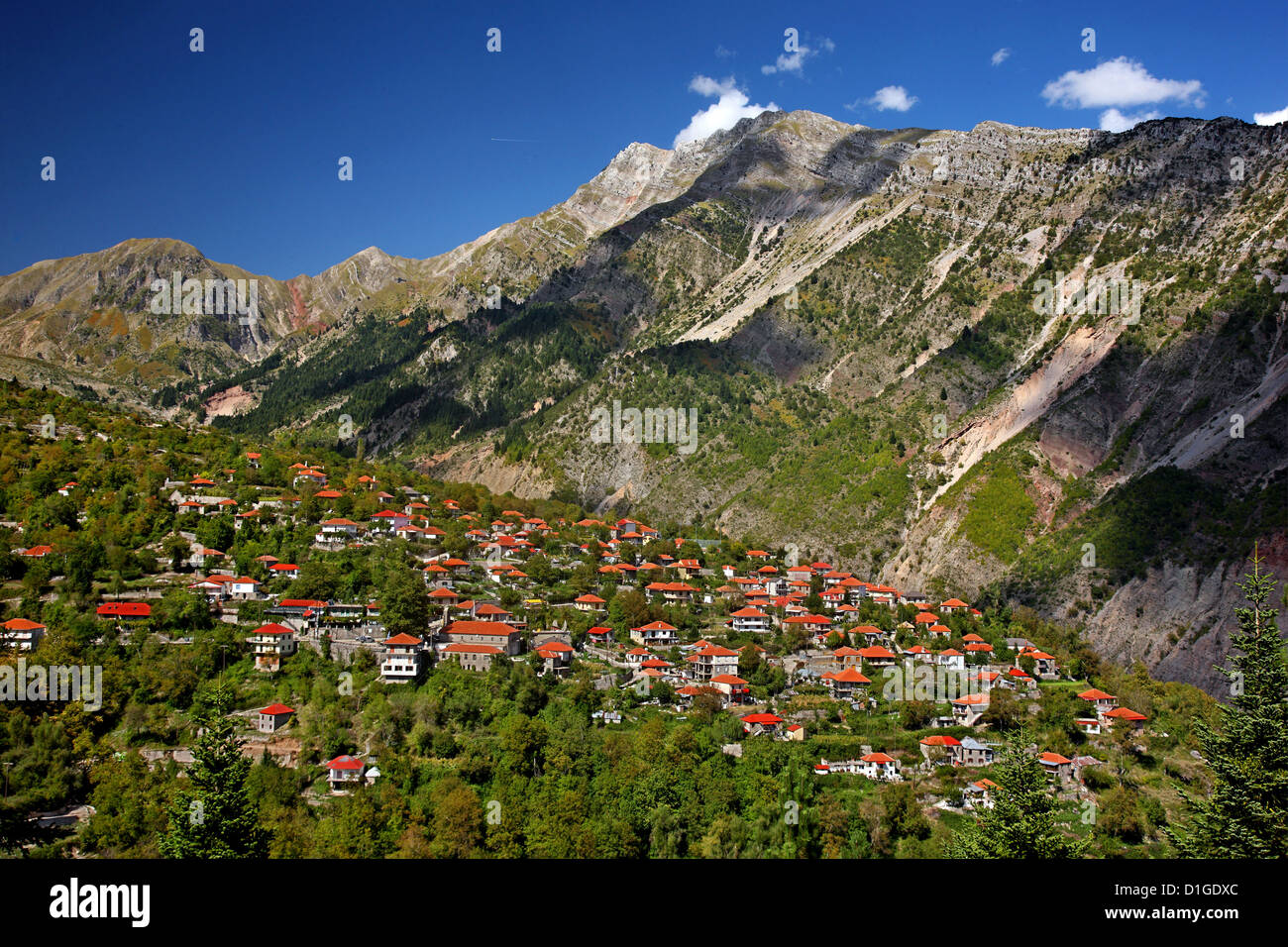 Panoramablick auf Theodoriana Dorf in das "Herz des Tzoumerka Berge, Arta, Epirus, Griechenland. Stockfoto
