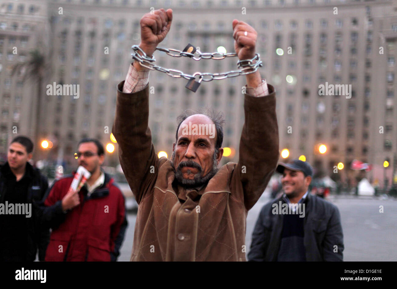 20. Dezember 2012 steht - Kairo, Ägypten - ein Ägypter Demonstrant mit Ketten um seine Handgelenke am Tahrir-Platz, wo Demonstranten gegen Präsident Mohamed Mursi camping sind.  (Kredit-Bild: © Ashraf Amra/APA-Images/ZUMAPRESS.com) Stockfoto