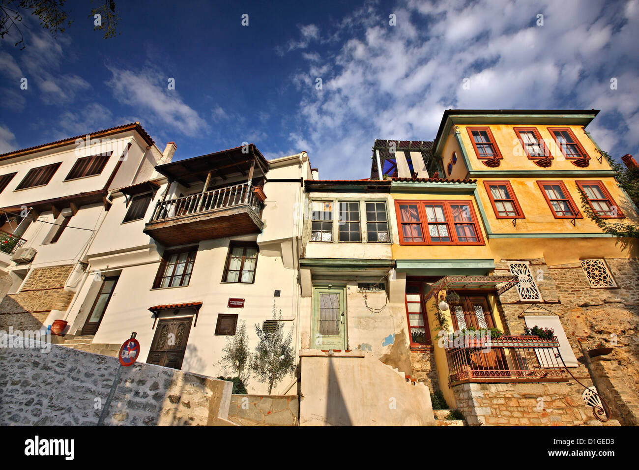Schöne, bunte alte Häuser im alten Teil der Stadt Kavala, Mazedonien, Griechenland. Stockfoto