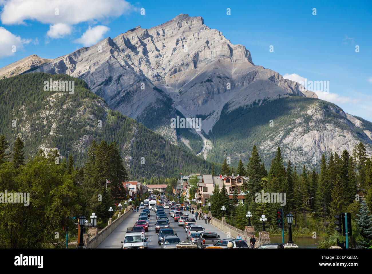 Banff Avenue mit Cascade Mountain im Hintergrund in den kanadischen Rockies im Banff National Park in Alberta, Kanada Stockfoto