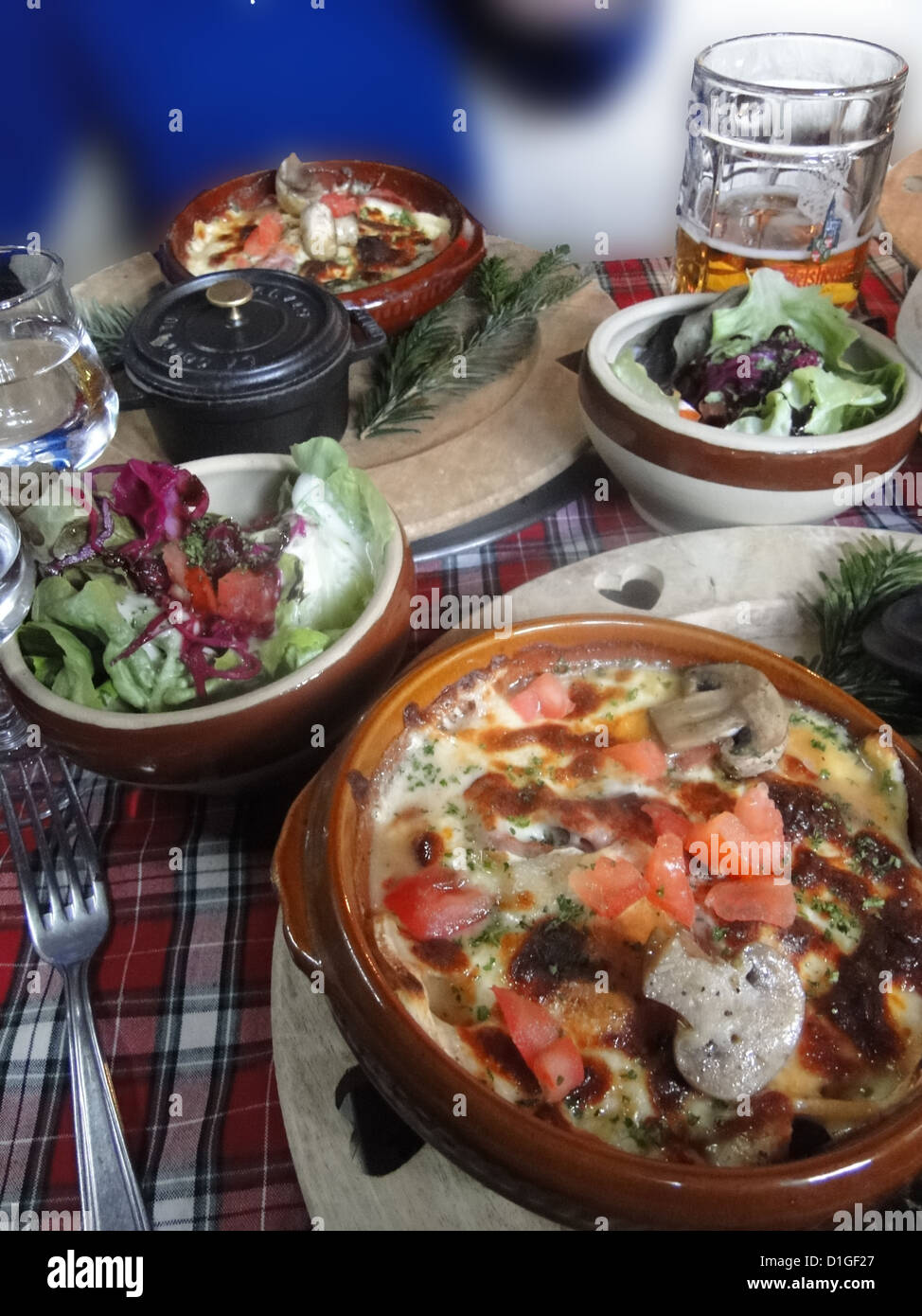 Herzhafte Skifahrer Savoyard Mittagessen in einem Skigebiet in den französischen Alpen Stockfoto