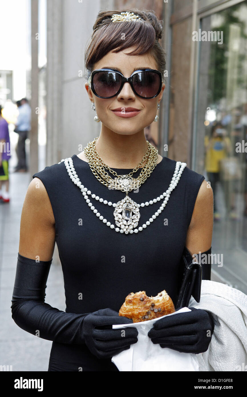 7. Juni 2012 - verkleidet Manhattan, New York, USA - Miss USA 2012, Olivia  Culpo, 20, als Schauspielerin Audrey Hepburn aus der ersten Szene des Films  "Breakfast at Tiffanys" vor Tiffany Schmuck